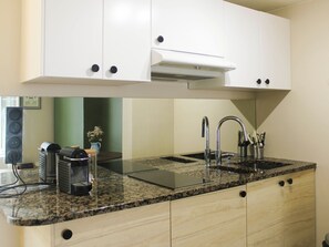 Kylskåp och kaffe- och tebryggare