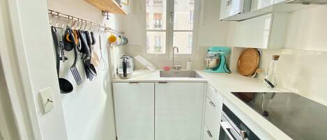 Réfrigérateur, four à micro-ondes, un four, lave-vaisselle