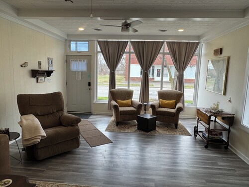 Cozy and close to downtown Port Clinton, Jet Express to Put-In-Bay and fishing!
