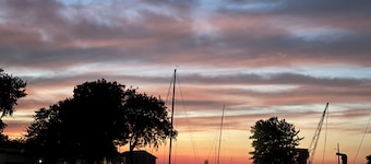 Cozy and close to downtown Port Clinton, Jet Express to Put-In-Bay and fishing!