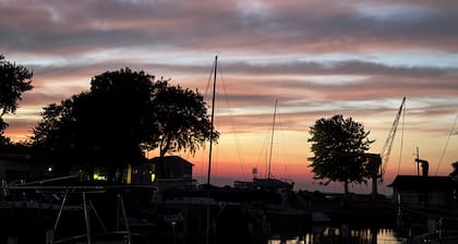 Cozy and close to downtown Port Clinton, Jet Express to Put-In-Bay and fishing!