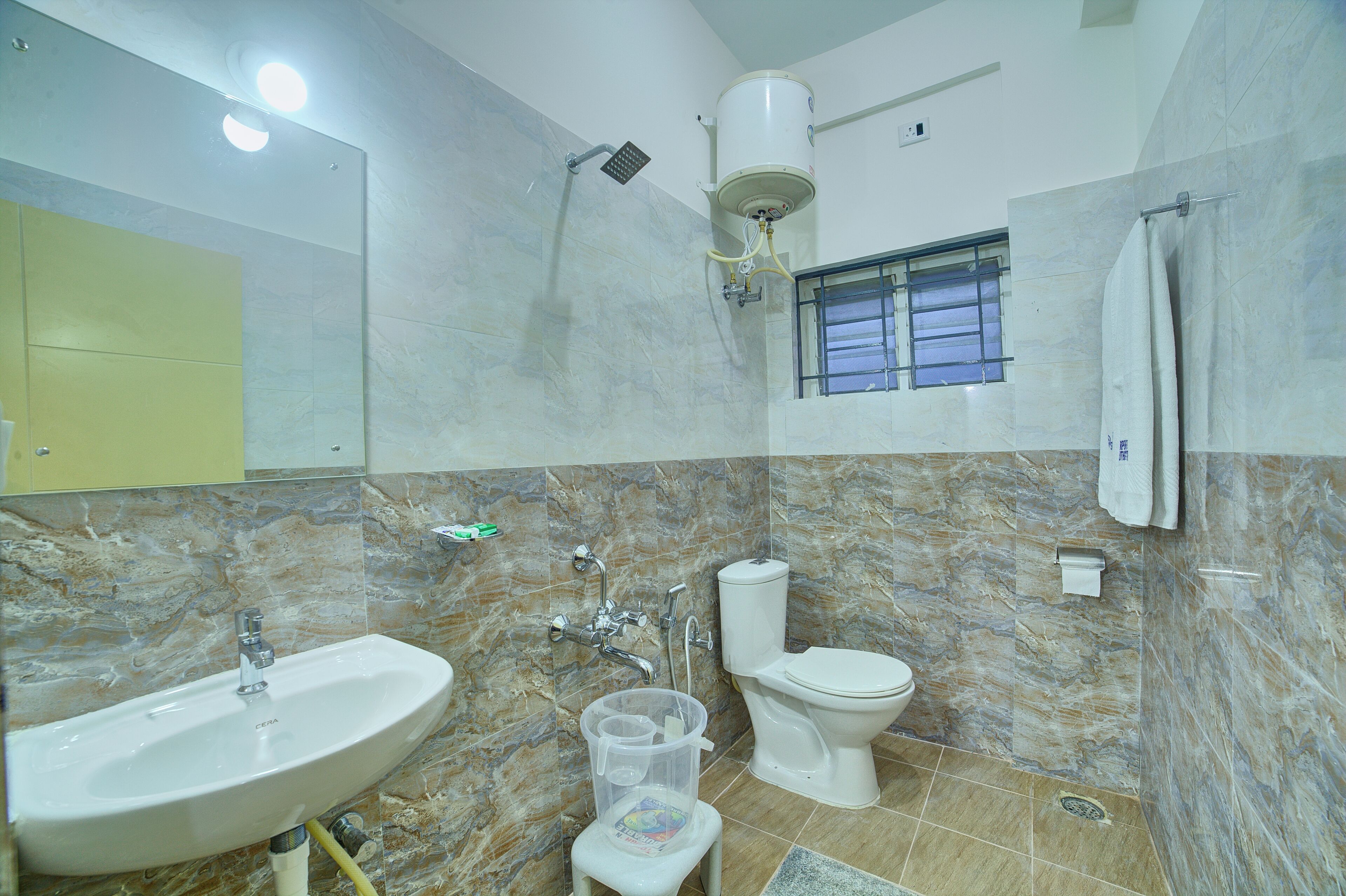 Un baño con lavamanos, inodoro y ducha.