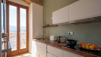 Micro-ondes, four, lave-vaisselle, cafetière/bouilloire