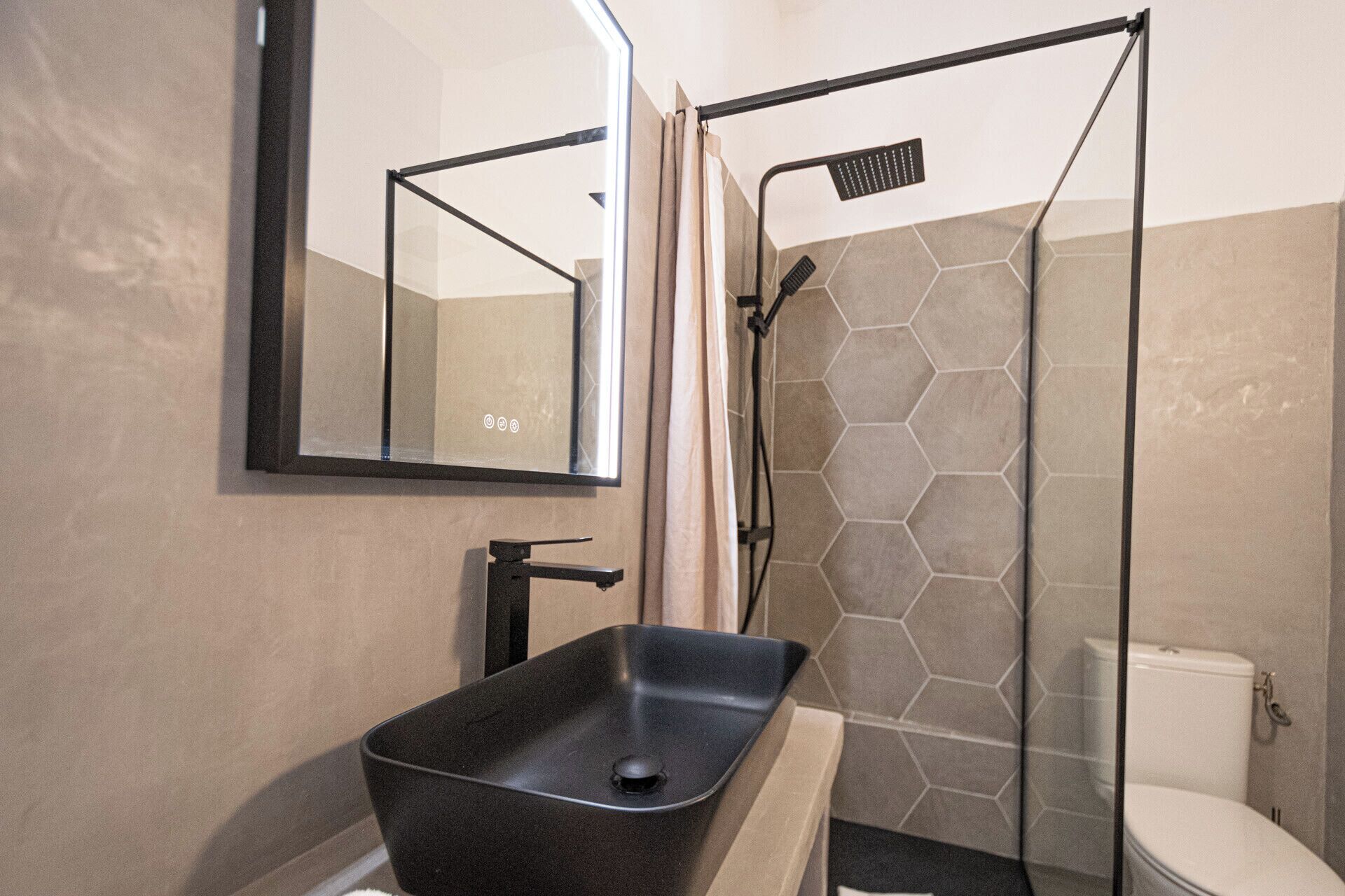 Douche, articles de toilette gratuits, sèche-cheveux