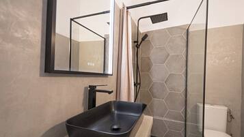 Douche, articles de toilette gratuits, sĂšche-cheveux