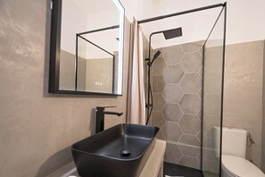 Dusche, kostenlose Toilettenartikel, Haartrockner, Handtücher