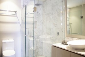 Towels, soap, shampoo, toilet paper - Casa Elefante: Acogedor Departamento Frente al Parque La Mexicana (Ciudad de México)