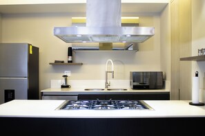 Microwave, oven, stovetop - Casa Elefante: Acogedor Departamento Frente al Parque La Mexicana (Ciudad de México)
