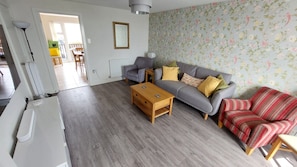 House, 3 Bedrooms | Living area | 32-inch flat-screen TV with digital channels, LCD TV - Sea You View (Felixstowe)
