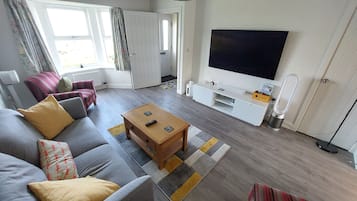 House, 3 Bedrooms | Living area | 32-inch flat-screen TV with digital channels, LCD TV