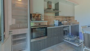 A modern kitchen with built-in appliances, a dishwasher, and a microwave. - Magic Lake View in Lierna (Lierna)