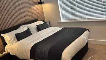 Chambre Double ou avec lits jumeaux, salle de bains attenante | Draps en coton égyptien, bureau