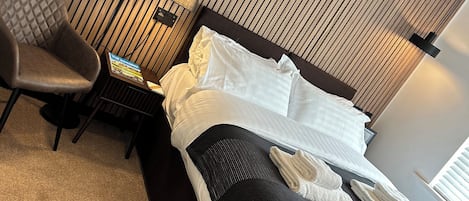 Camera con letto matrimoniale o 2 letti singoli, bagno in camera | Biancheria in cotone egiziano, una scrivania