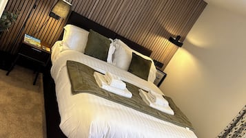 Chambre Double ou avec lits jumeaux, salle de bains attenante | Draps en coton égyptien, bureau