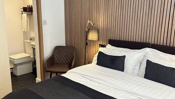 Chambre Double ou avec lits jumeaux, salle de bains attenante | Draps en coton égyptien, bureau