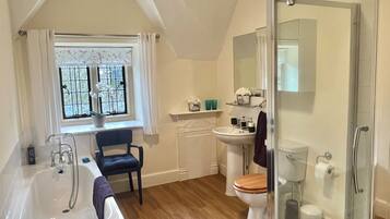 Habitación doble (Beaufort) | Baño | Toallas, jabón, shampoo, papel de baño