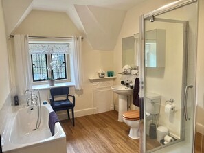 Habitación doble (Beaufort) | Baño | Toallas, jabón, shampoo, papel de baño 