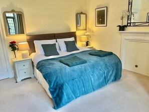 Double Room (Cotswold) | Individually decorated, individually furnished, blackout curtains - Parsonage House (Badminton)