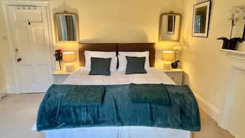 Double Room (Cotswold) | Individually decorated, individually furnished, blackout drapes
