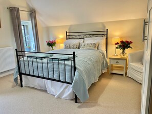 Double Room (Highgrove) | Individually decorated, individually furnished, blackout drapes