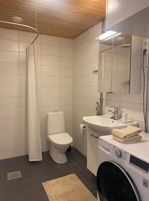 Bathroom - Modern home with a balcony
 (Suomi)