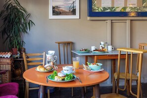 Individuelt dekorert og strykejern/-brett