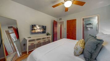 3 bedrooms, desk, iron/ironing board, travel crib