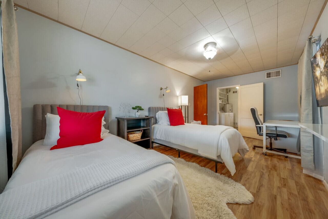 3 slaapkamers, een bureau, een strijkplank/strijkijzer, reisbedje