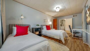 3 kamar tidur, meja kerja, setrika/meja setrika, dan tempat tidur bayi