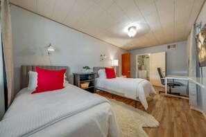 3 habitaciones, escritorio y tabla de planchar con plancha 