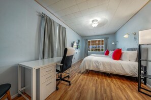 3 Schlafzimmer, Schreibtisch, Bügeleisen/Bügelbrett, Reisekinderbett