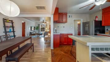 Lemari es, microwave, oven, dan kompor