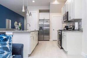 Fridge, microwave, oven, stovetop - 2024 New Cozy 3 suites 5 Min to Disney (Kissimmee)