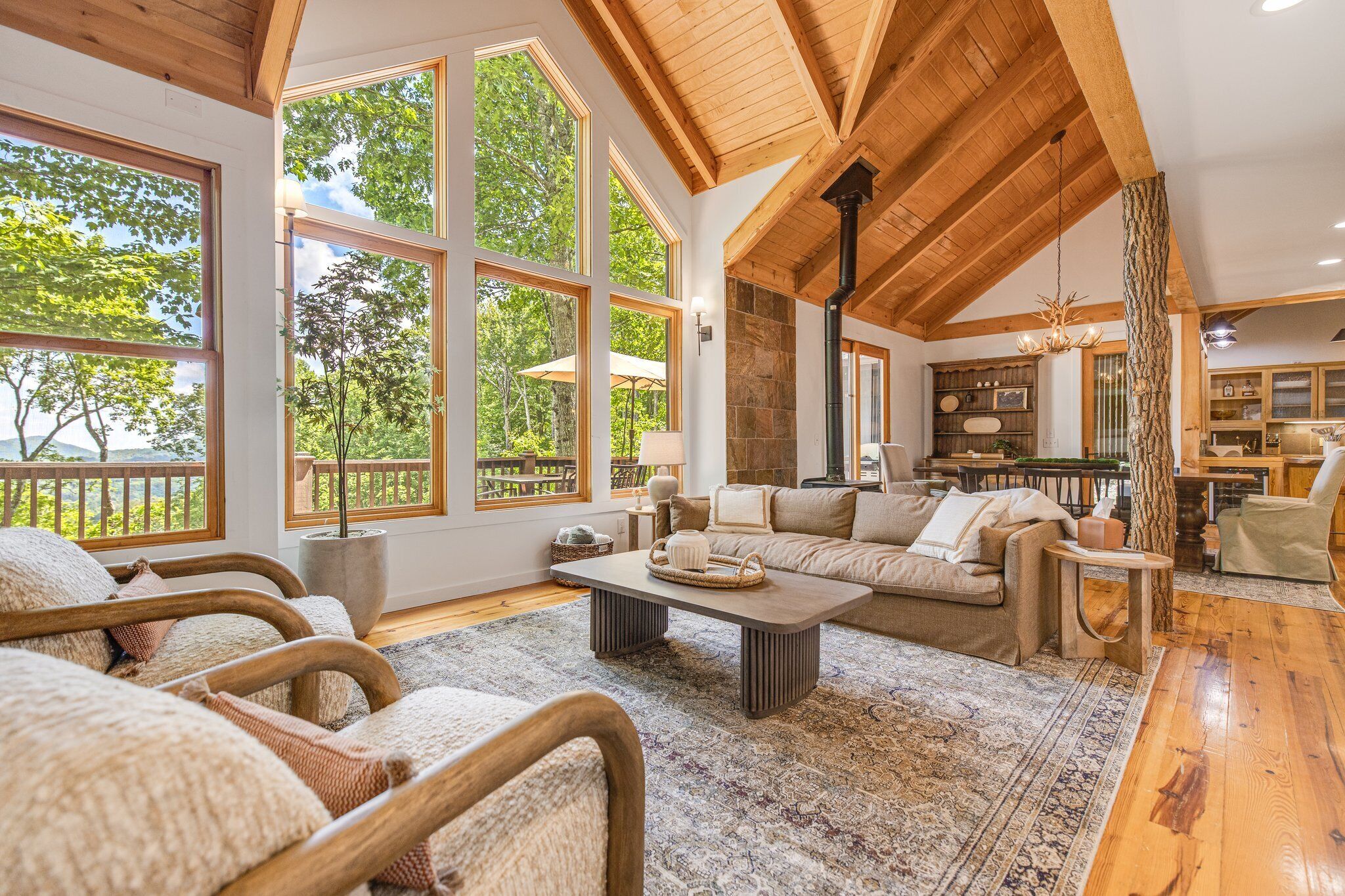 Televisor intel·ligent, llar de foc, taula de tennis de taula i estèreo 