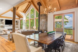 Smart TV, lareira, mesa de pingue-pongue, aparelho de som