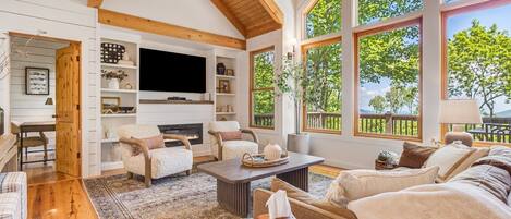 TV connectée, cheminée, table de tennis de table, chaîne hi-fi