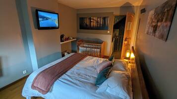 1 bedroom, travel crib, free WiFi, bed sheets