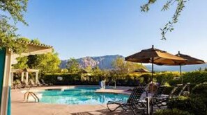 Piscina a l'aire lliure i piscina climatitzada