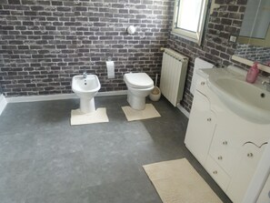 Shower, hair dryer, bidet, towels - Villa Aurora - Apartment in villa with pool (Bagheria)