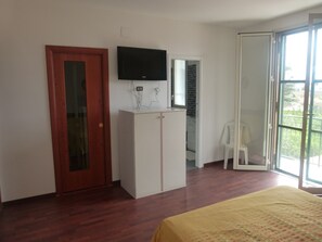 4 Schlafzimmer, Schreibtisch, Bügeleisen/Bügelbrett, Reisekinderbett