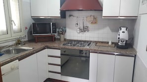 Kühlschrank, Mikrowelle, Ofen, Wasserkocher mit Kaffee-/Teezubehör