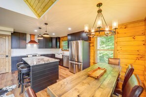 Fridge, microwave, stovetop, dishwasher - Mountain-View Fleetwood Retreat w/ Deck & Grill (Fleetwood)