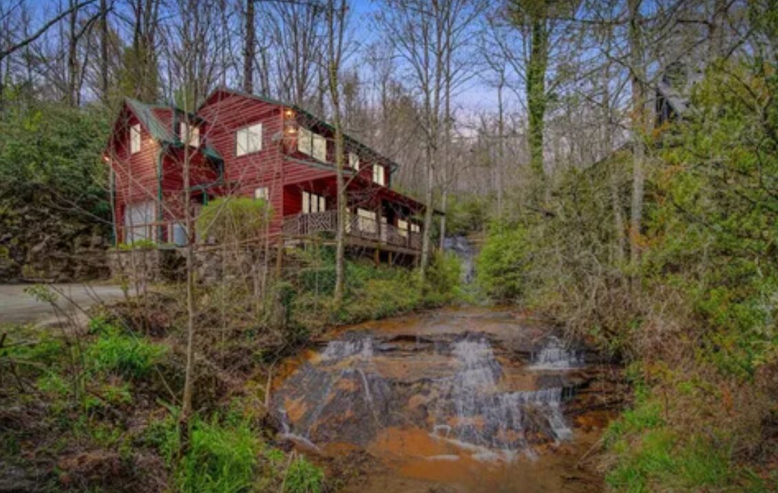Beautiful & Rustic Smoky Mountain Private waterfall retreat!!!