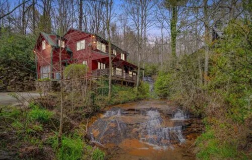 Hidden Gem Falls, The Rainforest Waterfall Retreat with creekside fire pit!!🔥