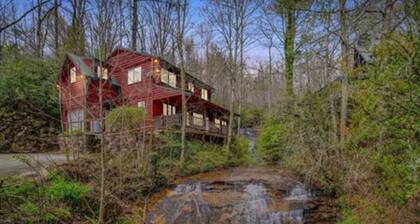 Hidden Gem Falls, The Rainforest Waterfall Retreat with creekside fire pit!!đ„