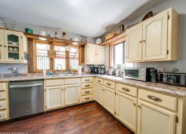 Réfrigérateur, four à micro-ondes, un four, surface de cuisson