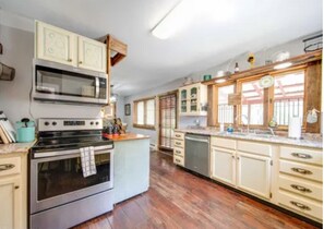 Réfrigérateur, four à micro-ondes, un four, surface de cuisson