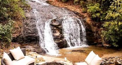 Hidden Gem Falls, The Rainforest Waterfall Retreat with creekside fire pit!!🔥