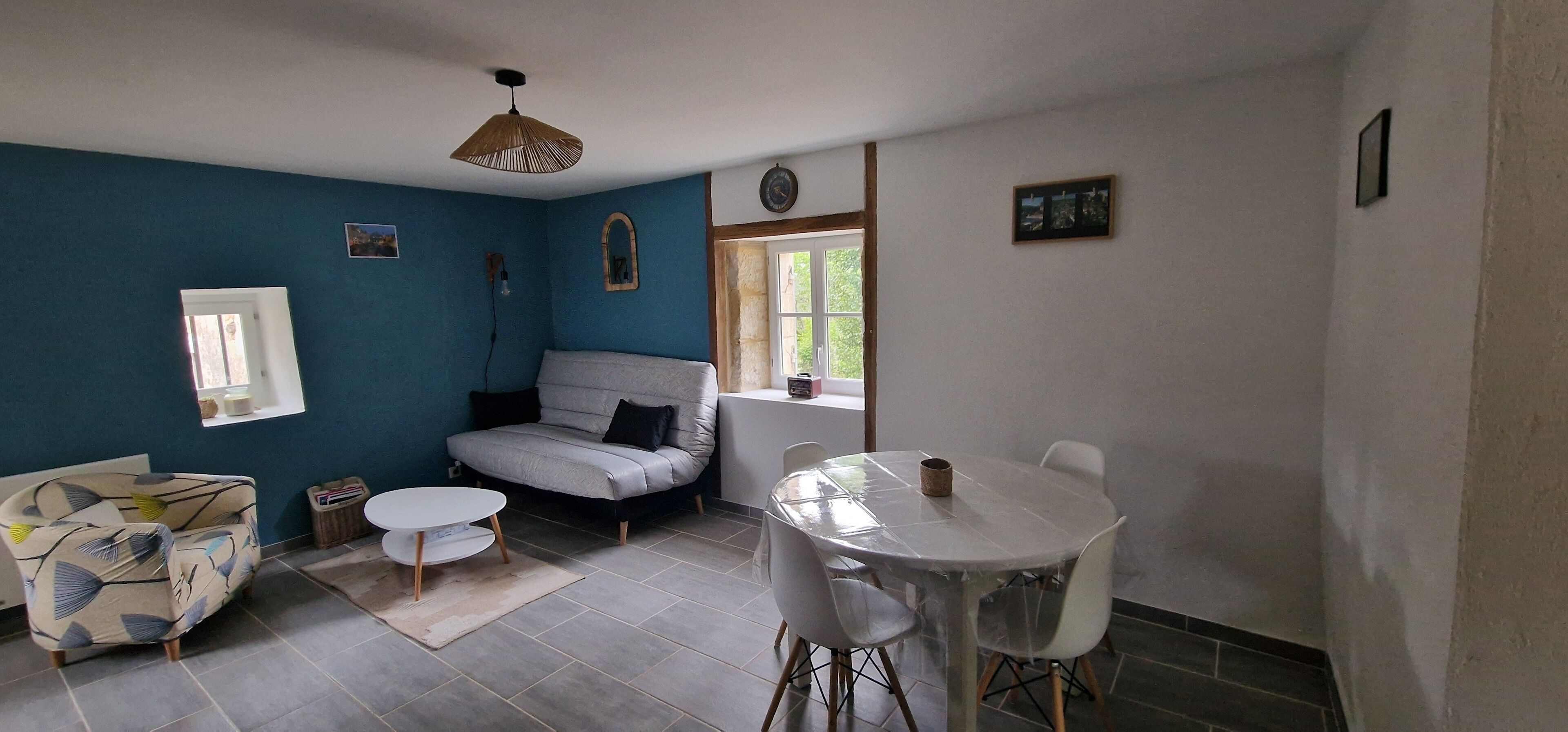 Télévision, lecteur de DVD, livres