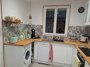 Fridge, microwave, oven, stovetop - Au Doux Rêves (Corgnac-sur-l'Isle)